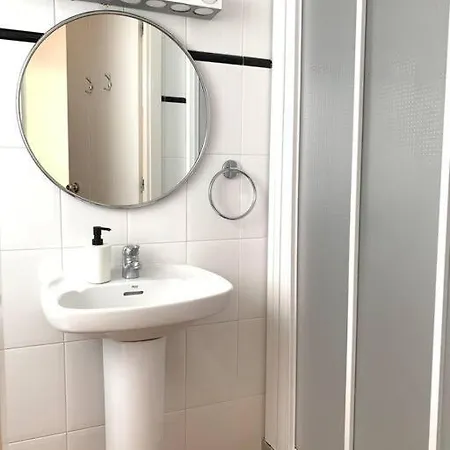Casa Adela /terraza/5m Playa / Aire Acondicionado بيت للعطل